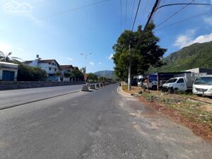 Bán lô góc đất đại lô Nguyễn Tất Thành, Nha Trang. Có 700m2 thổ cư. Giá bán 21,5 tỷ