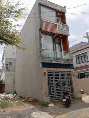 chính chủ ra đi nhà 1 trệt 2 lầu mới xây cách go dĩ an 5p. ra ql 1k 20m