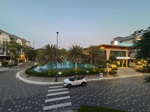 chính chủ gởi bán căn góc view trực diện hồ bơi, ngang dài 12m, dt 176m2