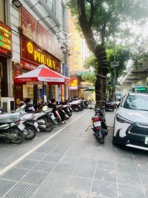 cần bán nhà mặt phố cầu giấy- ô tô tránh đỗ - vỉa hè kinh doanh sầm uất ngày đêm - vị trí vip