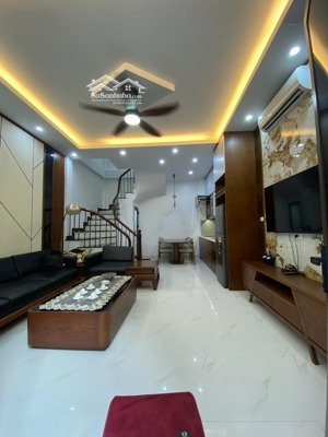 cần bán nhà lô góc,mới đẹp chỉ cách ô tô tránh đỗ 10m lại full nội thất.