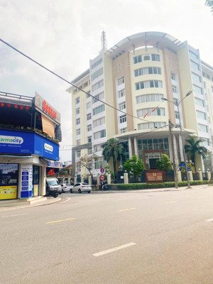 mặt tiền phố tây ngang 10m sầm uất, kinh doanh khách sạn căn hộ sầm uất, gần chợ và tttm vincom