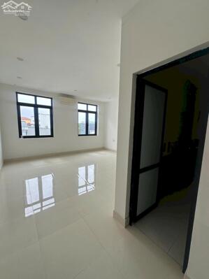 Bán nhà mặt phố Bà Triệu, Liên Bảo, Vĩnh Yên. DT 100m2