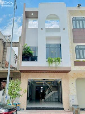 Cần bán căn nhà 1 trệt 1 lầu ngay chợ đêm Tân Hiệp, Bình Dương