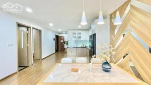 Bán căn hộ chung cư Chùa Láng 94m2 có 2PN - 2WC nhà có nội thất , giá 6.5 tỷ