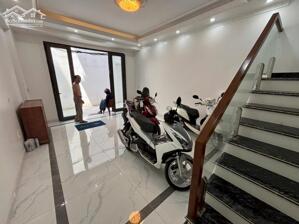 Cho thuê nhà tại phố Hồ Sen siêu đẹp