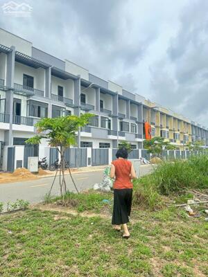 Trân trọng kính mời khách hàng đăng ký tham quan nhà phố Phước Đông New City, Trảng Bàng, nhà sẵn, sổ hồng sẵn, thanh toán 400tr nhận nhà Lh 0938677909 xem nhà