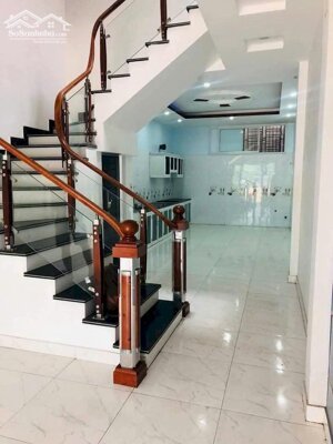 Cho thuê nhà phố Ngô Quyền _ ngay chân cầu Hoàng Gia . Phù hợp làm văn phòng , kinh doanh , ở . Ô tô đỗ cửa