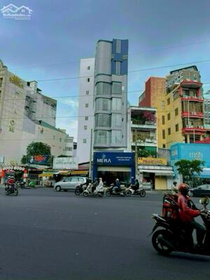 Bán nhà căn góc 3 mặt tiền khan hiếm đường Bùi Thị Xuân. Bến Thành (Quận 1 cũ) Diện tích: 68m2 (4.5 x 18m) nở hậu đẹp Hiện trạng: 4 tần Giá bán: 41 tỷ bớt lộc