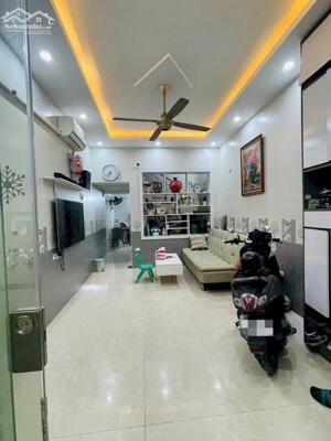 Bán nhà dân xây Tân Mai - Hoàng Mai DTSD 40m x 4T, 3 ngủ - giá 7.1 tỷ, 20m ra phố