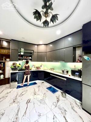 Quận 3, nhà đẹp ở ngay, 5 Tầng, ngang 6m, 57m2, gần hẻm xe hơi Lê Văn Sỹ, 8.85 Tỷ