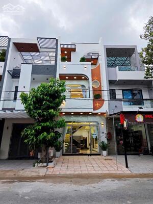 5 tỷ 890 - BÁN NHÀ 3 TẦNG (MỚI XÂY 100%) Số 140 ĐƯỜNG D4, KDC HỒNG LOAN