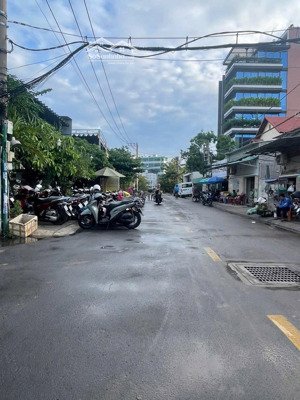 mặt tiền đường dương quảng hàm lô góc vip 547m2 full thổ chỉ 63 tỷ