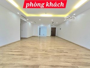cần bán nhanh căn hộ 140m2 căn góc hướng đông nam và nam view nhìn sang duy tân thấy hồ skylak