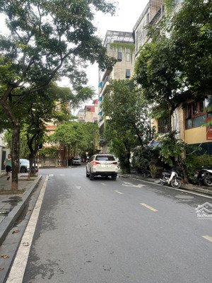 cho thuê nhà phân lô ngõ 61 hoàng cầu 65m2* 5 tầng* mt 5m giá 20tr/th ô tô tránh vỉa hè kinh doanh