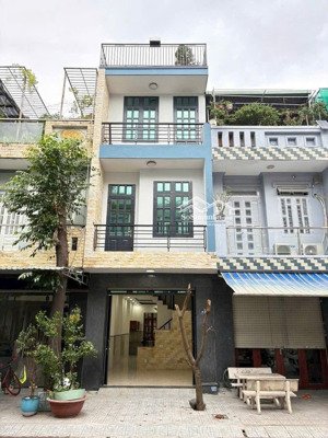 bán nhà 3 tầng kdc toa xe lửa- gần vincom dĩ an. s