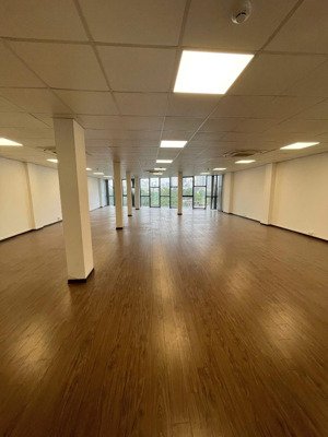 cho thuê nhà mặt phố- mặt bằng kinh doanh hoàng cầu- dt 250m- giá 40tr/tháng có tl