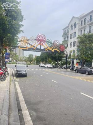 CHO THUÊ NHÀ PHỐ TRỤC D2A – TRỤC ĐƯỜNG CHÍNH SẦM UẤT NHẤT VINHOMES GRAND PARK