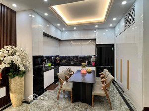 bán 2 căn nhà sổ đỏ riêng biệt tại long biên giá 14 tỷ thang máy, mặt tiền 5,5m, ngõ rộng oto