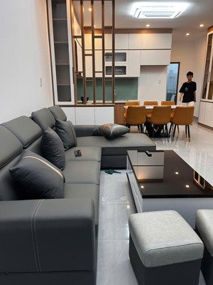 nhà mới hoàn thiện mê lửng đầy đủ nội thất mặt tiền đường rộng 12m