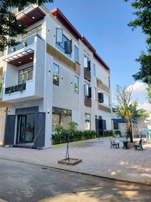 bán nhà 2 mặt tiền công viên thoáng mát thuận giao tp. hcm giá chỉ 6 tỷ 200tr