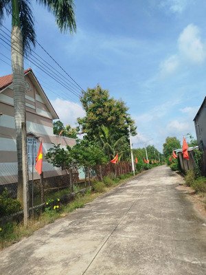 cần bán lô đất thổ cư, bán kính chợ trường ub tầm 3 phút ngay tphcm mới, gọi số 