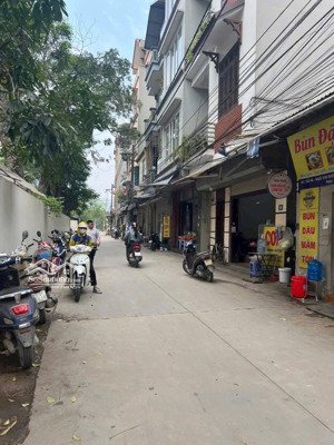 bán nhà 61m2x3 tầng đối diện trường đại học kinh doanh đỉnh