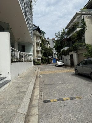 kẹt tiền cần bán gấp lô đất vip khu đấu giá lâm hạ. 90m2, mt 6m, đường 7m, 50m ra đường lâm hạ.