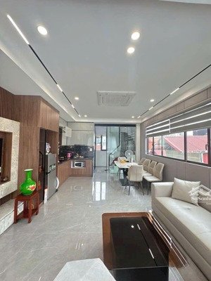 bán nhà 6 tầng,40m,thang máy,gara ô tô,phun nội thất, lô góc,hai thoáng ,chỉ 12xty