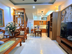 nguyễn khánh toàn - 5 tầng .thiết kế chuẩn - sổ đẹp cất két -chỉ hơn 11 tỷ!