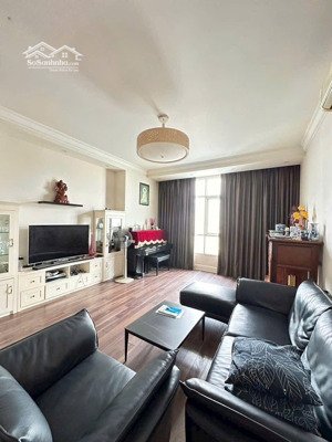 cần bán gấp chung cư 2 ngủ the garden mễ trì mỹ đình sổ đỏ lâu dài 8,xtỷ full nt đang cho thuê 21tr