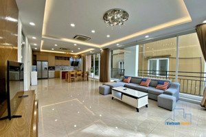 cho thuê biệt thự lô góc view hồ tây có bể bơi, ô tô ngủ trong nhà phố quảng khánh