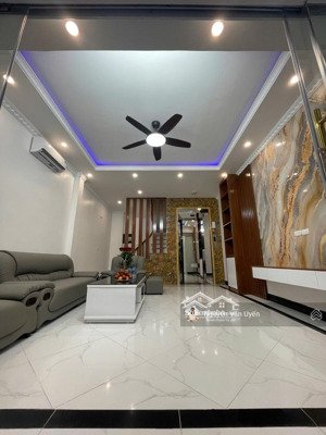 bán nhà phạm văn đồng, cầu giấy, ngõ rộng thoáng, gần phố, nhà đẹp ở luôn 35m2 x 6t thang máy,