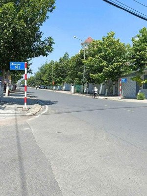 chuyển chỗ ở nên cần bán...
bán nhà 1trệt 2lầu đổ 3tấm + sổ hoàn công
nhà ngay đường đặng văn mây