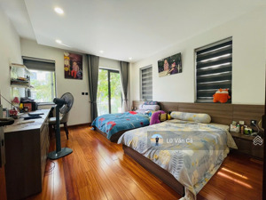 biệt thự view hồ full nội thất đầy đủ dt 176m2 sân vườn thoáng mát. cho thuê giá 50tr thương lượng