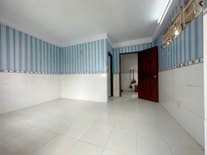 cần pass gấp phòng, có ban công riêng, cửa sổ lớn, chỉ 3.2 triệu/tháng ngay quang trung, gò vấp