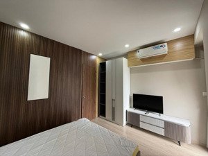 cho thuê 1pn 1wc 50m2 full nội thất. nhà mới. chỉ cần sách vali vào ở ngay. lh xem nhà