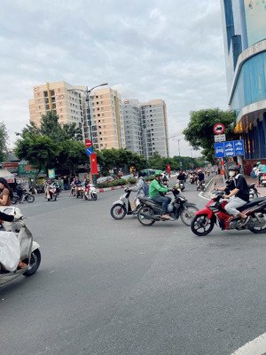 nhà mt lê văn việt, tp.thủ đức. dt 7x30m full thổ, 2 mt trước sau, cho thuê 50tr/th, giá chỉ 42 tỷ