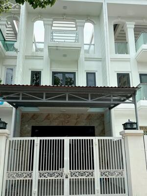 Cho thuê nhà nguyên căn 1 trệt 2 lầu khu đô thị Hưng Phú