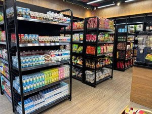 cho thuê nhà mặt phố trần khát chân dt 200 m2 , mt 10 m, tầng 1 riêng biệt, đỗ xe được