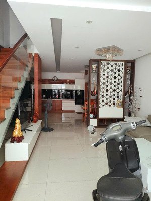 lô góc 2 mặt kiệt ô tô gần đường hiếm hoi tại trung tâm hải châu, sẵn nhà 3,5 tầng.