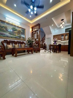 nhà dương quảng hàm - cầu giấy - nhà đẹp - tặng nội thất xịn sò - 30m ô tô- ngõ thông thoáng