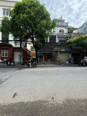 bán nhà mặt phố đê la thành diện tích 74m- 3 tầng -mặt tiền 5,4m nhà 3 thoáng -giá trị bền vững