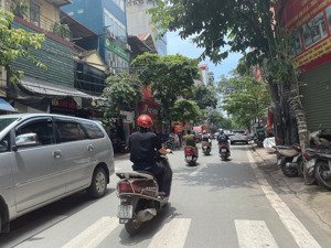 nhà đẹp phân lô, mặt phố vỉa hè cực kỳ to, 1 mp, 1 mặt sau ô tô tránh đỗ, sát phố lê trọng tấn, kd