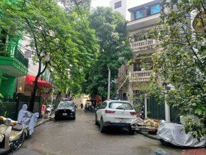 bán nhà phân lô hoàng cầu,60m 4 tầng giá 26,5 tỷ,gần hồ,vỉa hè 2 bên,ngõ thông bàn cờ,dân trí cao