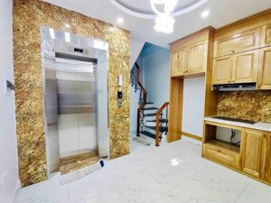 chủ cần bán gấp nhà gần văn chương, diện tích rộng, 6 tầng thang máy, ngõ rộng, ô tô đỗ gần ở ngay