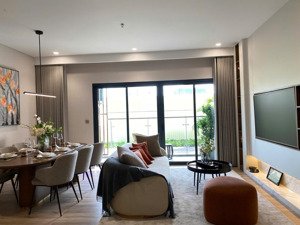 cần bán căn 3 phòng ngủ hoa hậu view ra hồ và bể bơi nội khu , tầng đẹp giá 7 tỷ, có hỗ trợ vay