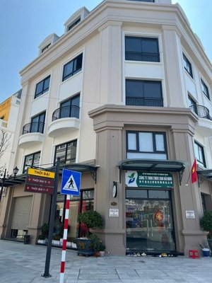 bán căn góc đầu hồi có sân vườn, đang cho thuê dòng tiền ổn định 32 triệu/th view thẳng công viên