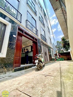 dưới 3 tỷ, khẳng định ko căn nào đẹp hơn, ô tô đỗ cửa, ko mua sẽ rất tiếc. dt30m2x4t. giá 2,78 tỷ