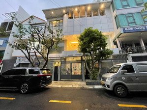 biệt thự q10 vạn hạnh mall - sư vạn hạnh, hẽm 10m, diện tích 9x20m, nhà 2 lầu đẹp, gpxd hầm 7 lầu